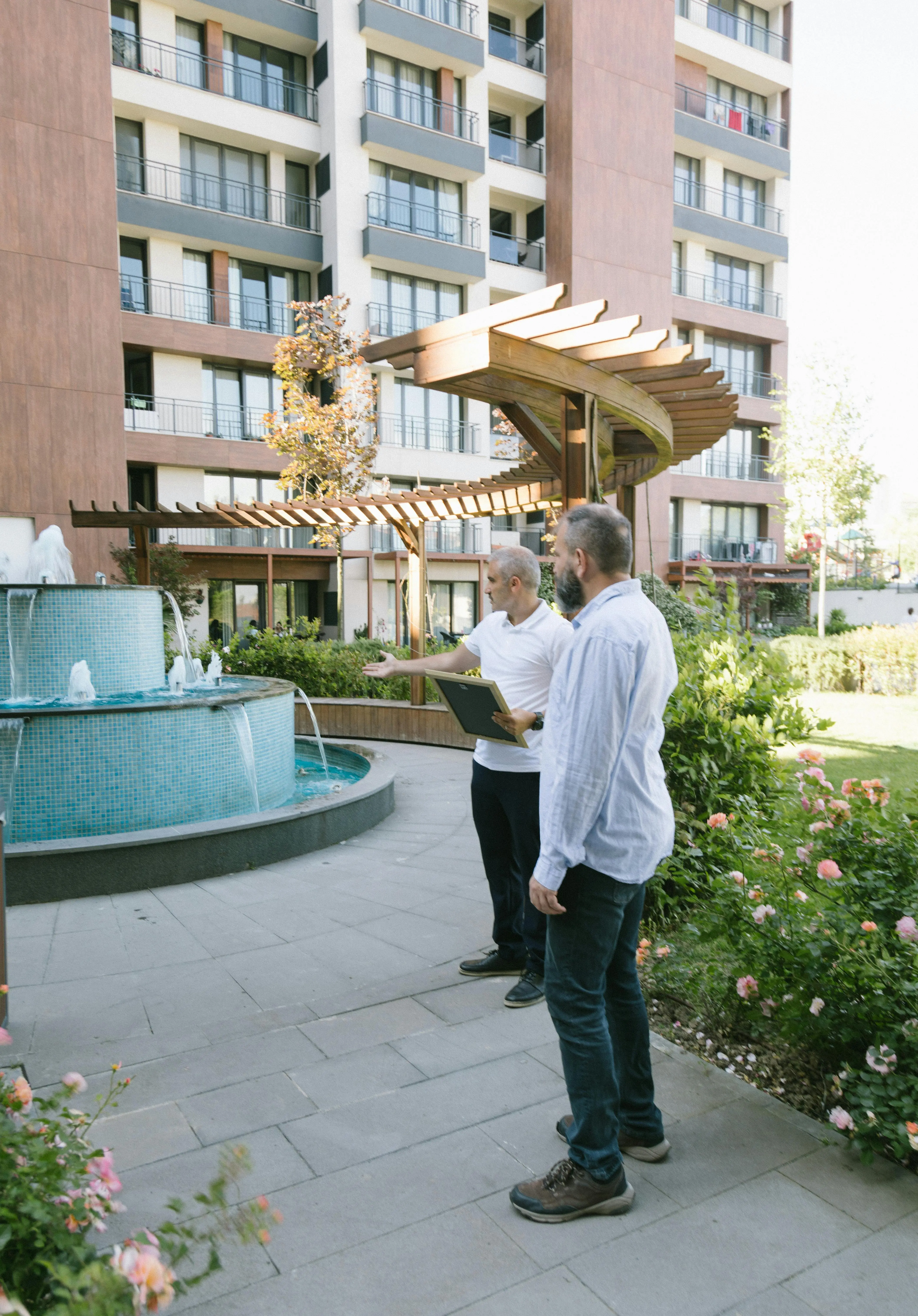 Profesional en consultoría inmobiliaria con clientes en inmueble